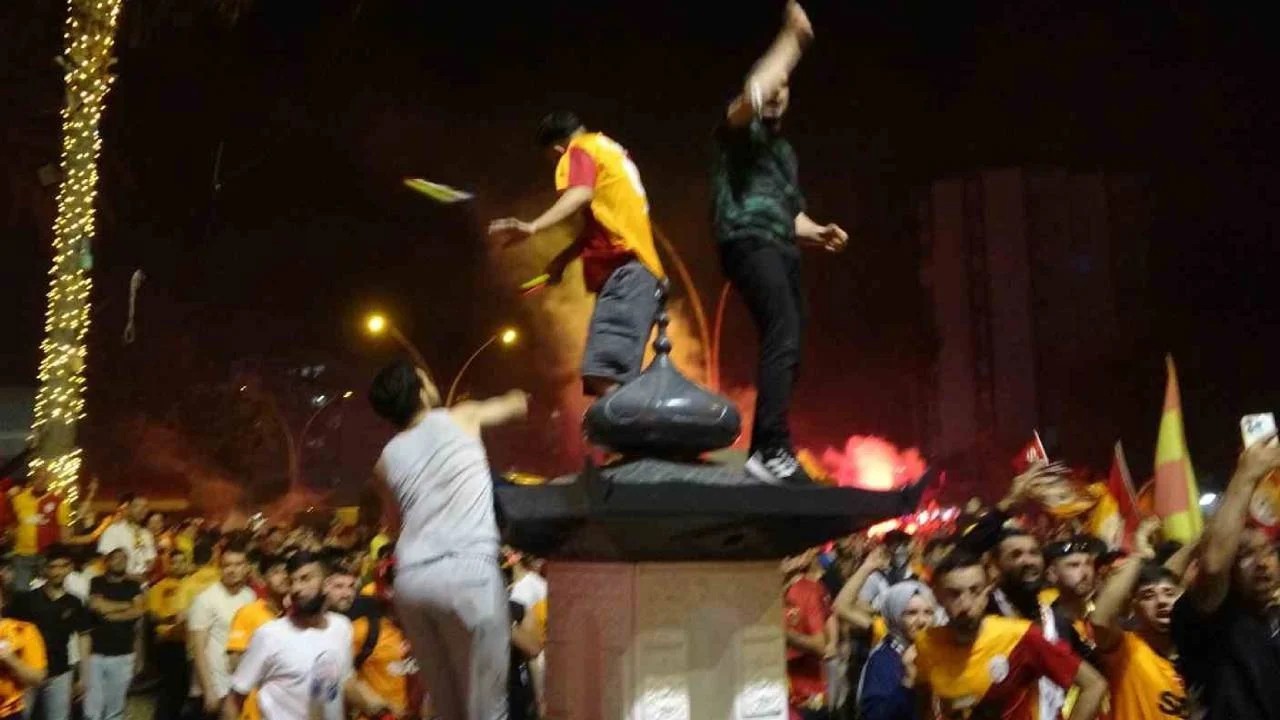 Olaylı kutlama! Adana’da taraftarlar birbirine girdi