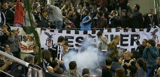 Taraftarlar salona sis bombası attı!