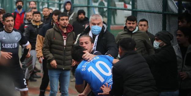 Olaylı müsabaka! Bitiş düdüğünün ardından taraftar ve futbolcular birbirine girdi
