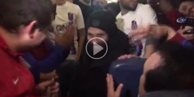 Olcay Şahan’a uçakta taraftardan sürpriz
