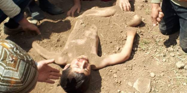 Öldü sanılan çocuğu toprağa gömerek kurtardılar