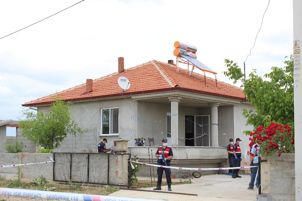 Öldürdüğü ailesi ile yan yana toprağa verildi 