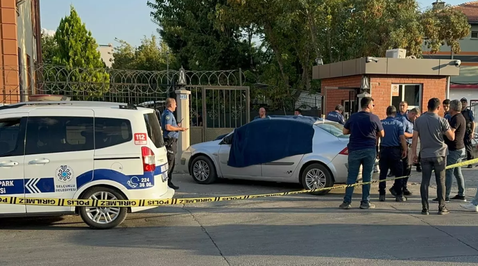 Öldürdüğü eşinin cenazesiyle karakola gitti