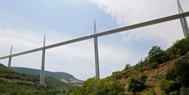 Öldürmeyen Allah öldürmedi! 50 metrelik viyadükten atlayan 64 yaşındaki kişi sağ kurtuldu!