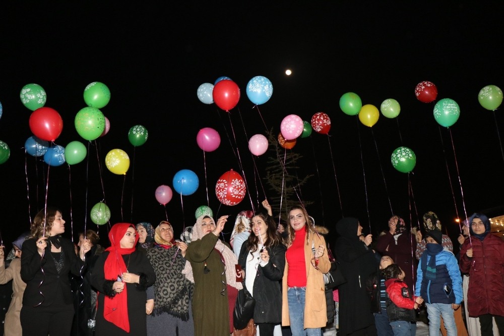 Öldürülen 474 kadının anısına ışıklı balon uçuruldu 