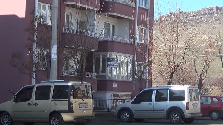 Öldürülen kadının evi sessizliğe büründü 