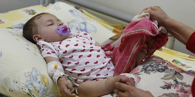 Ölen annesinden kalan tülbenti koklayarak uyuyor