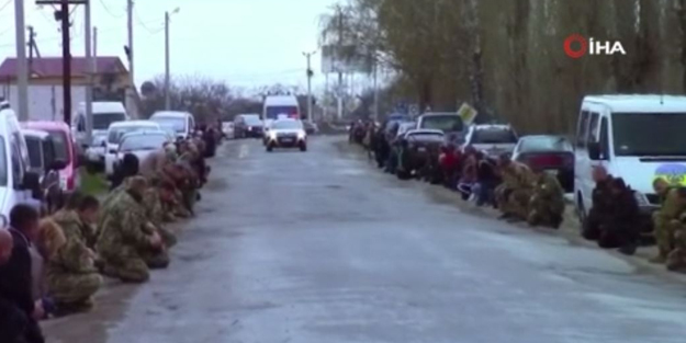 Ölen askeri diz çökerek uğurladılar