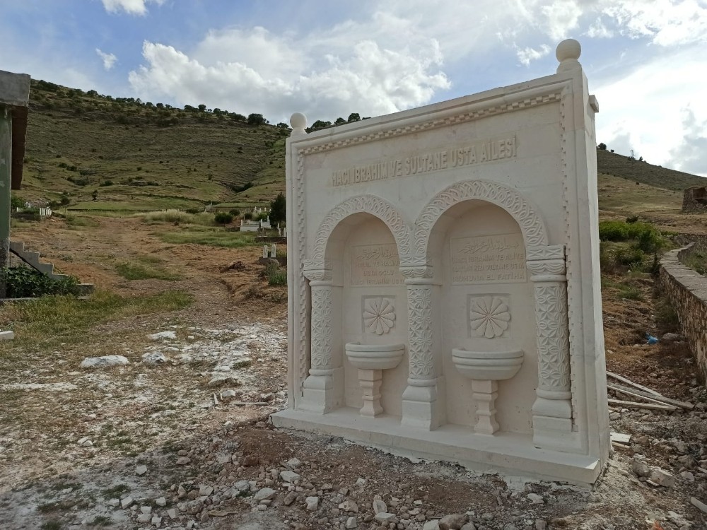 Ölen babası ve eşi için mezarlığa çeşme yaptırdı 