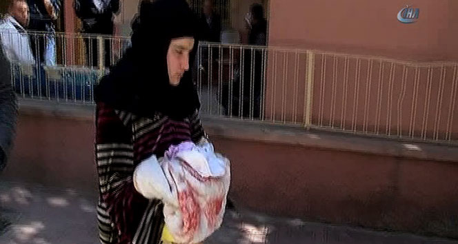 Ölen bebeğinin battaniyesine sarıldı