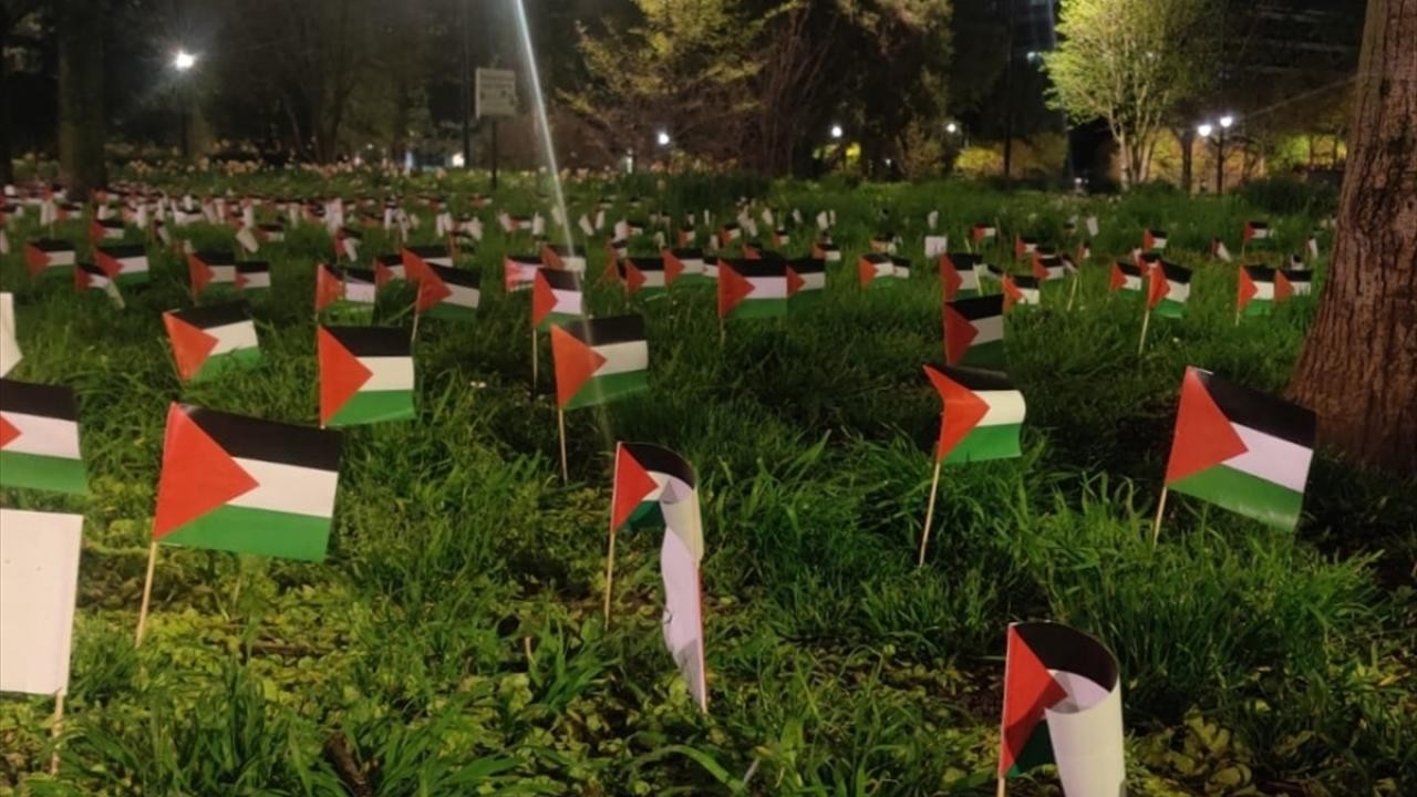 Ölen çocuklar için 13 bin Filistin bayrağı dikildi