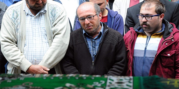 Ölen kızını böyle uğurladı: Bak şimdi bir sürü resmini çekiyorlar!