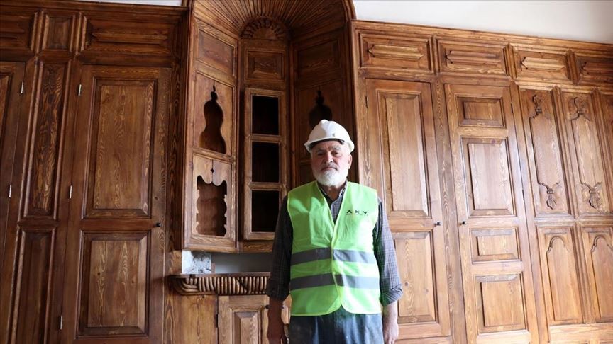 'Ölene kadar devam edeceğim' Tarihi ahşap eserlere yeniden şekillendiriyor