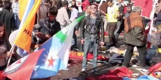 Ölenlerin arasında gülen bu adam kim?