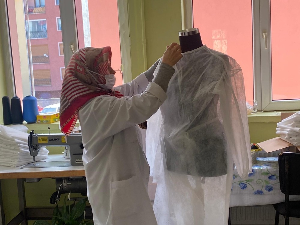 Olgunlaşma Enstitüsünden sağlık çalışanlarına koruyucu önlük 