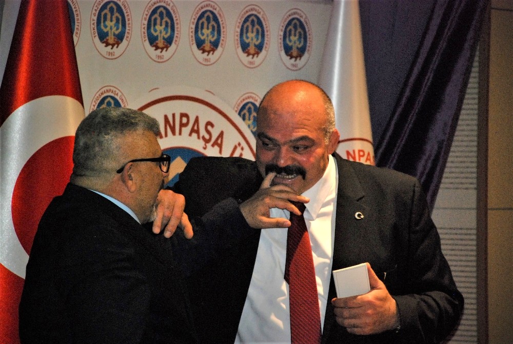 Olimpiyat şampiyonu Demir, sahnede sunucunun parmağını ısırdı 