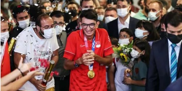 Olimpiyat şampiyonu Mete Gazoz Türkiye'de