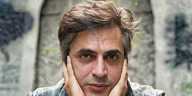 Olmaz olsun böyle şarkıcı! Edepsizlik diz boyu...