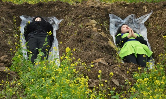 Ölmeden mezara girdiler! Sebebine şaşıracaksınız
