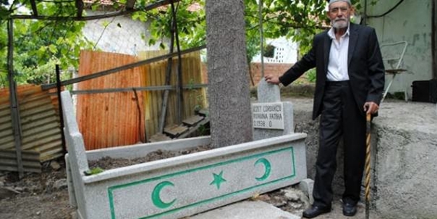 Kendi mezarında dua ediyor!