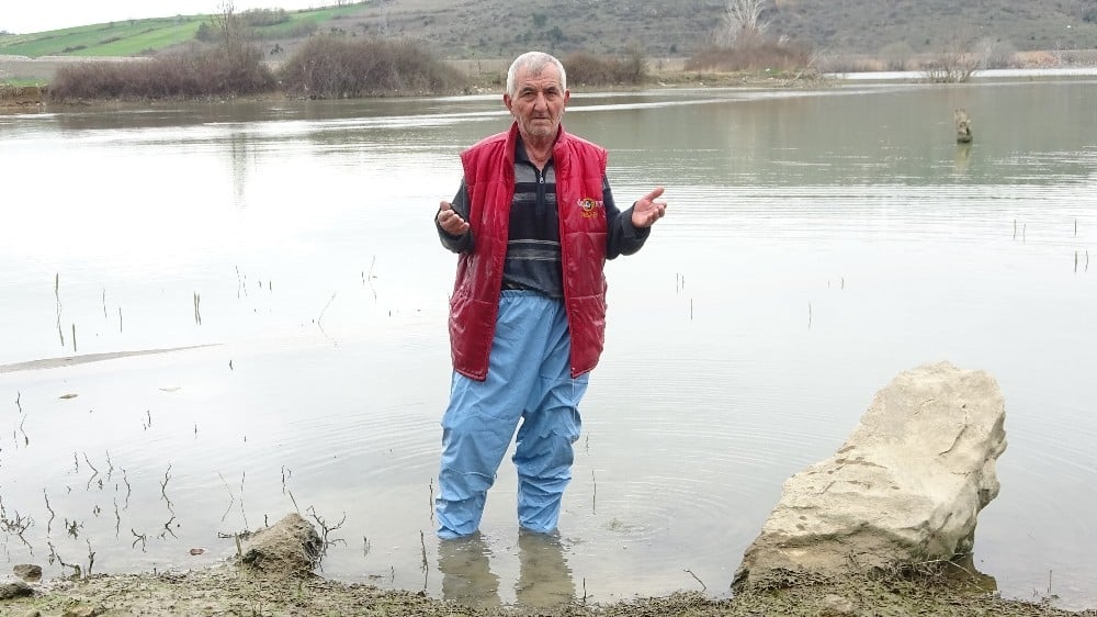 Ölmüşlerine dua etmek için gölün içine giriyorlar 