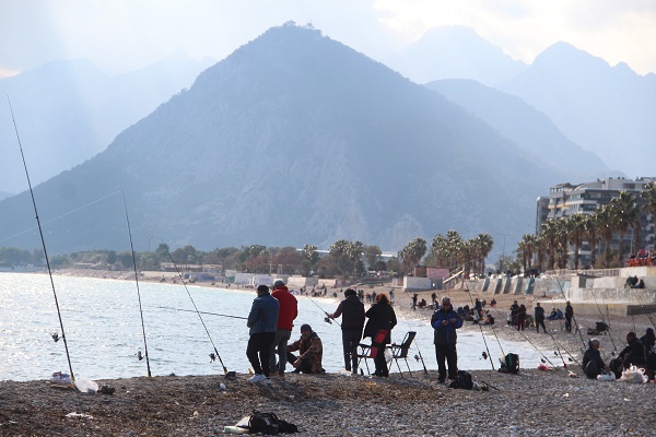Oltasını alan sahile koştu | Antalya'da balıklar firar etti!