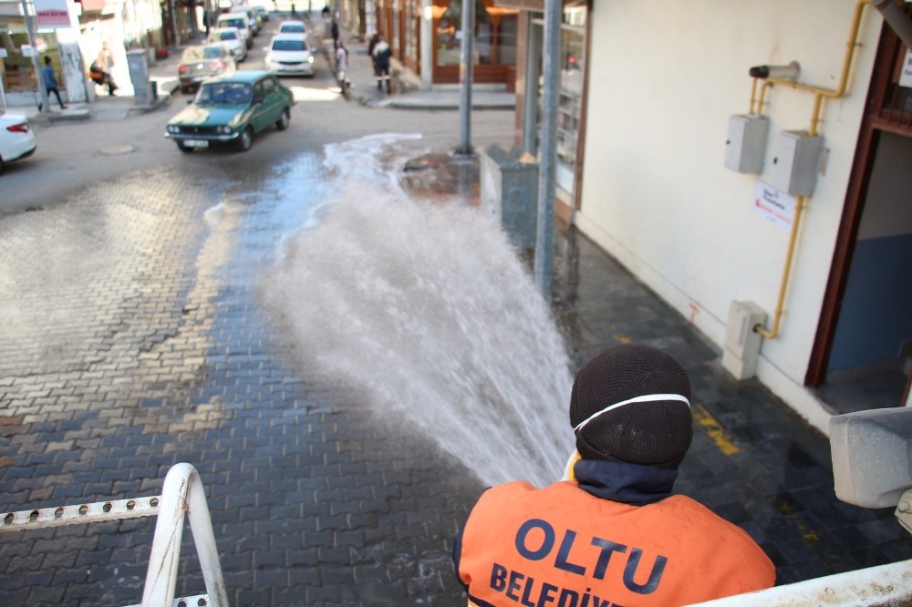 Oltu Belediyesi dezenfekte su ile caddeleri yıkıyor 