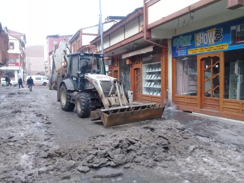 Oltu Belediyesi Karla Mücadele Ekipleri yoğun mesai harcıyor 