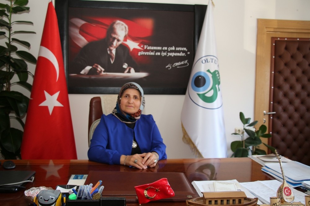 Oltu Belediyesi Okul Bahçelerinin onarım ve bakımını yapıyor 