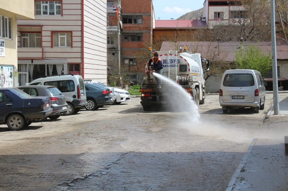 Oltu Belediyesi temizlik ekipleri yasağı fırsata çevirdi 