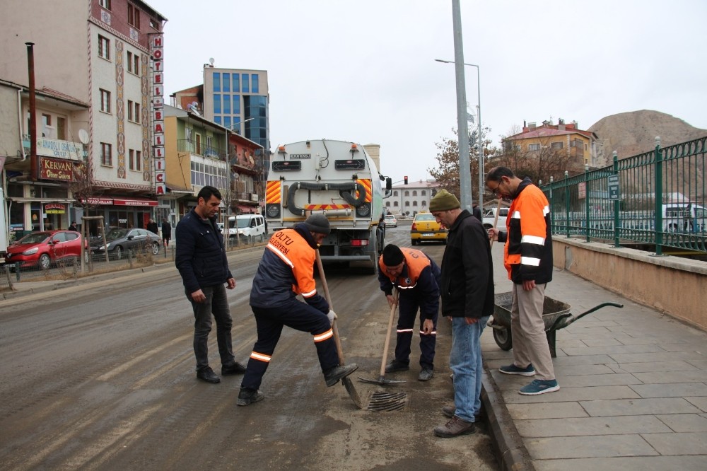 Oltu caddelerinde bahar temizliği 