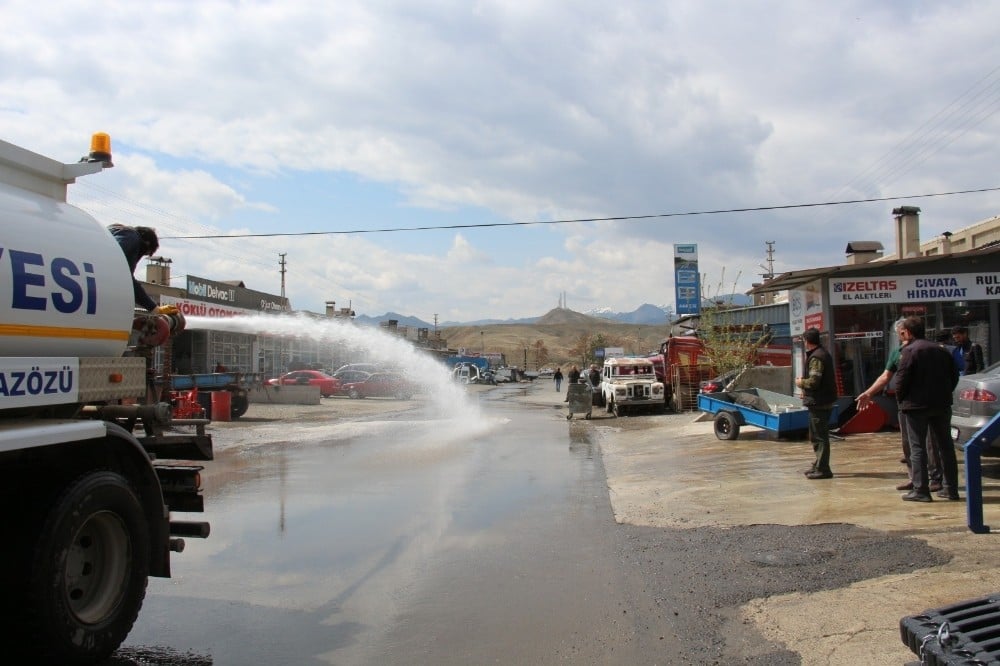 Oltu Sanayi Caddeleri yıkanıp dezenfekte yapıldı 