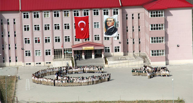 Oltu'da ay yıldız olup İstiklal Marşı'nı okudular