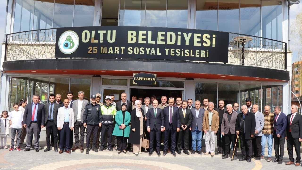 Oltu'da bayramlaşma coşkusu sürüyor