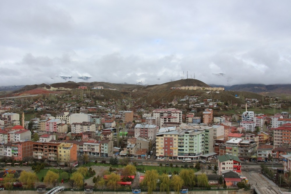 Oltu’da yüksek kesimlere kar yağdı 