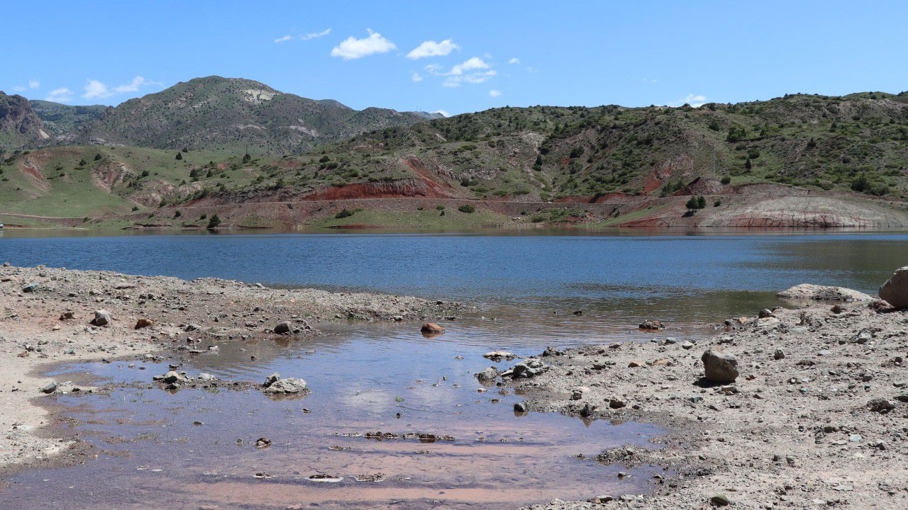 Oltu’daki sulama göleti taştı, ulaşım yolu sular altında kaldı
