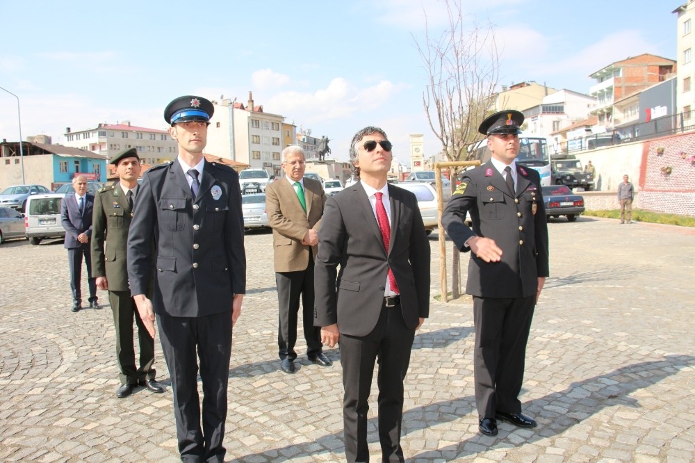 Oltu’nun kurtuluşu çelenk sunumu ile kutlandı 