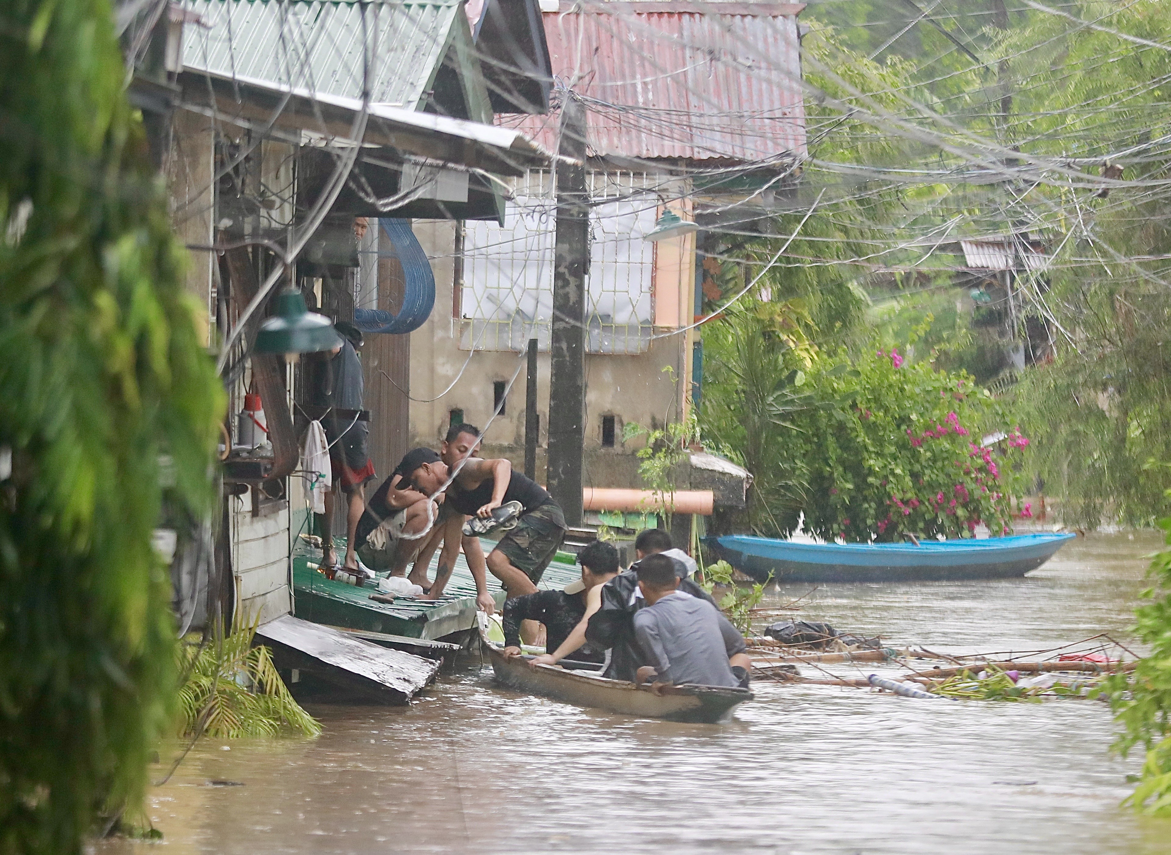 Ölü ve yaralılar var! Filipinler'i Aghon Tayfunu vurdu