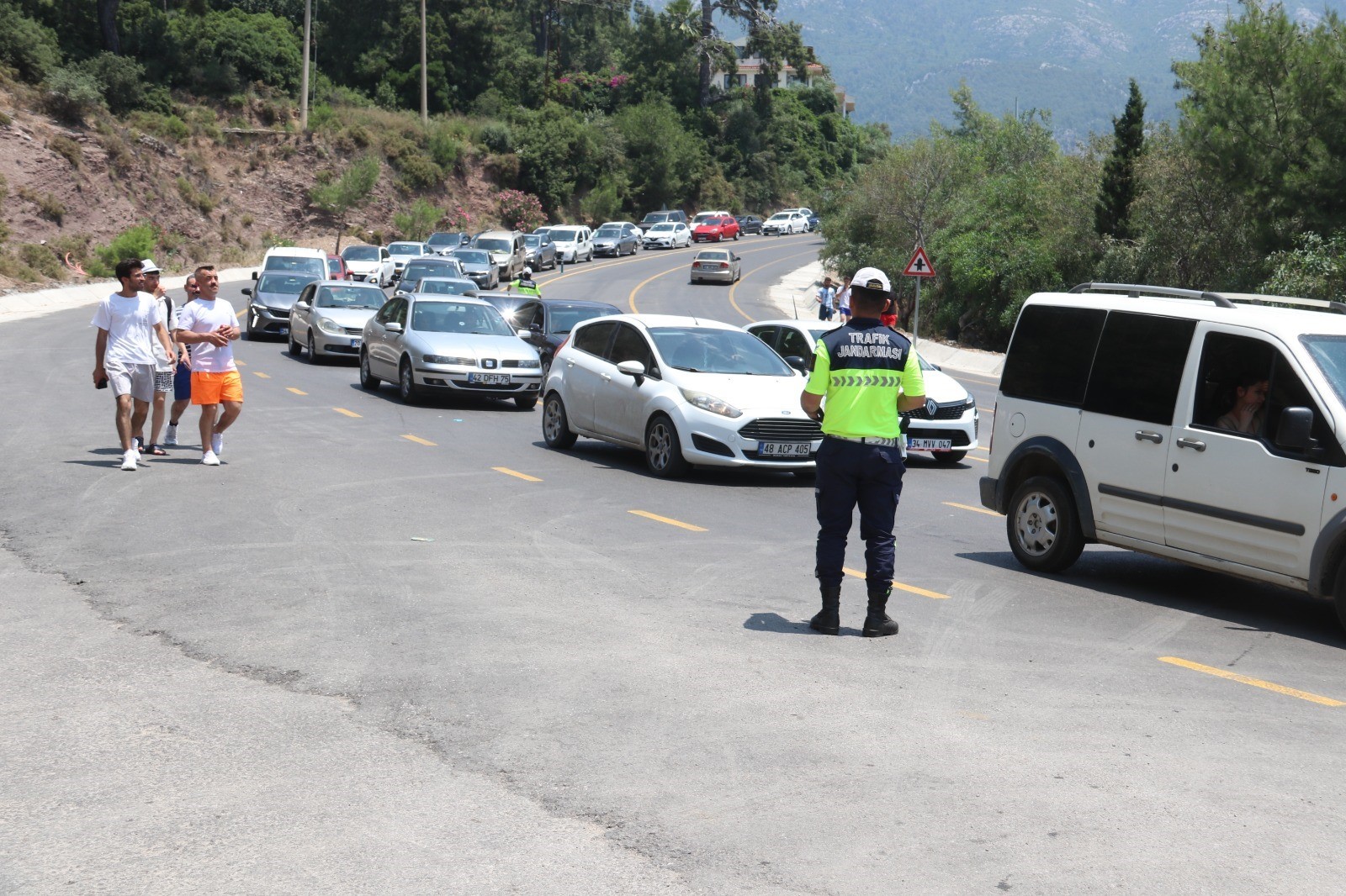Ölüdeniz'de bayram yoğunluğu; Trafik kitlendi, plajlar doldu