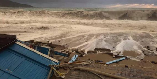 Ölüdeniz'de sahile vuran dev dalgalar kulübeleri yıktı