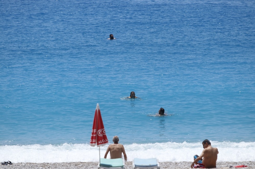 Ölüdeniz’de sosyal mesafeli deniz keyfi 