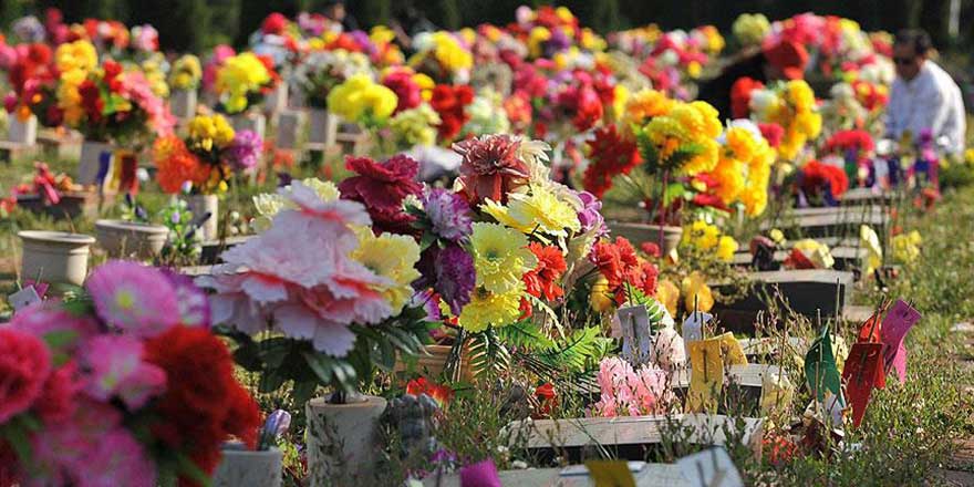 Ölüler öbür dünyada aç ve parasız kalmasın diye mezarlara yiyecek ve para bırakıyorlar!