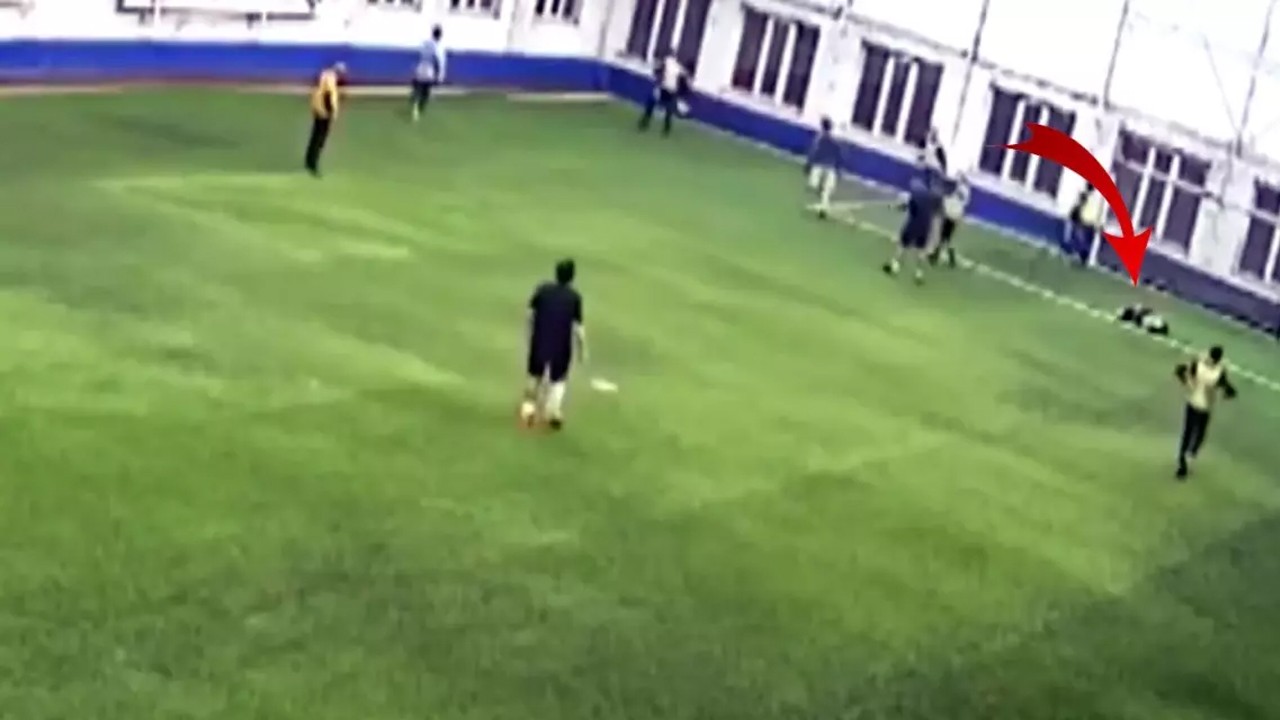 Ölüm 18 yaşındaki çocuğu halı sahada yakaladı