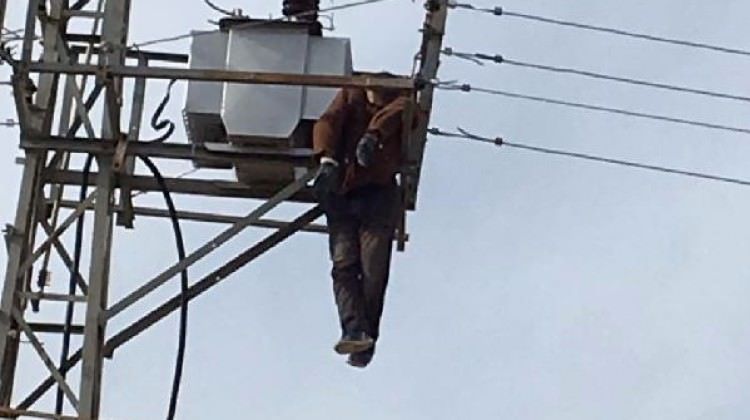 Ölüm elektrik direğinde yakaladı