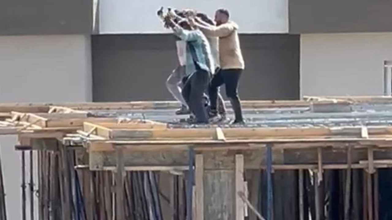 Ölüm halayı! Yoldan geçen otomobildeki müziği duyan işçiler, inşaatın 10. katında halaya durdu