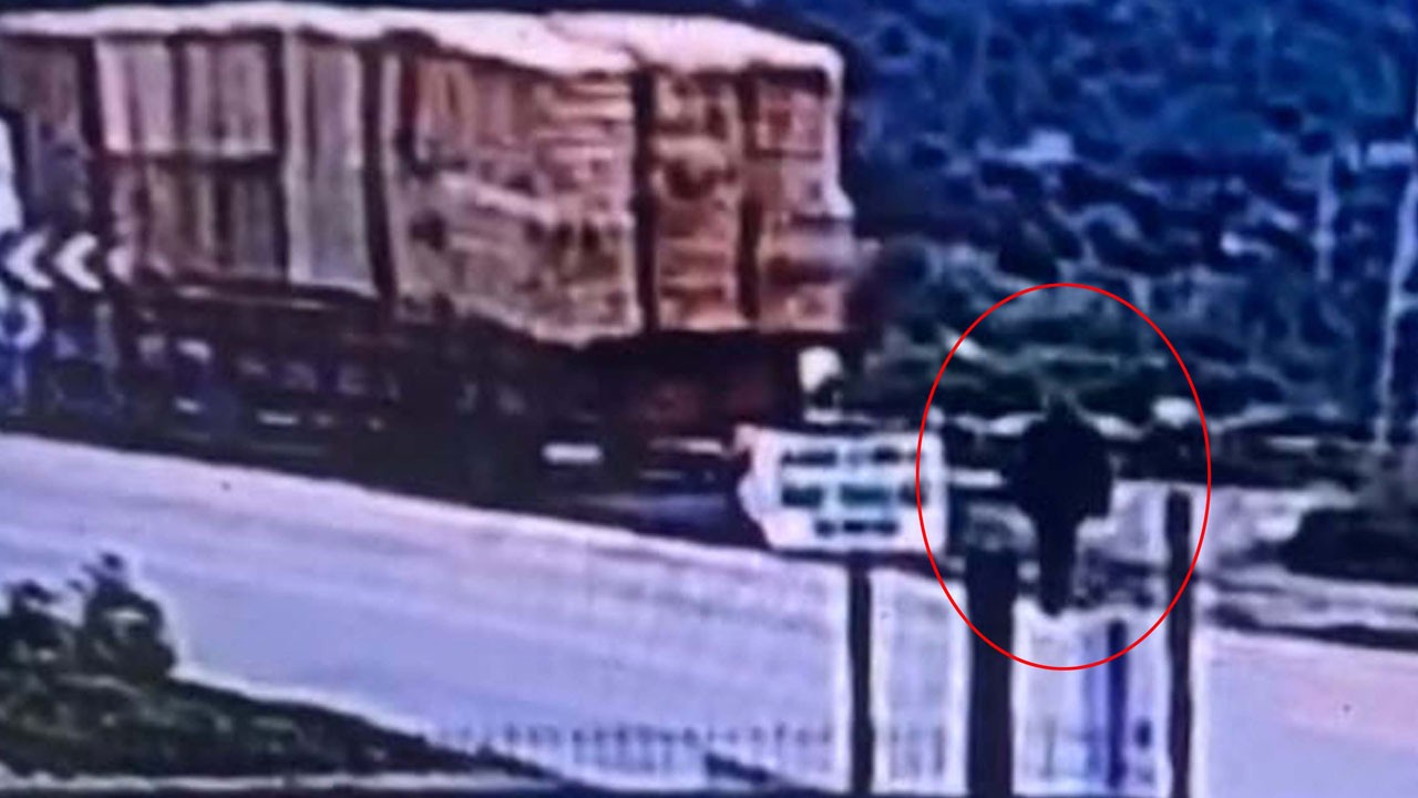 Ölüm onu yol kenarında buldu! TIR’dan düşen balyalar adamın üzerine düştü