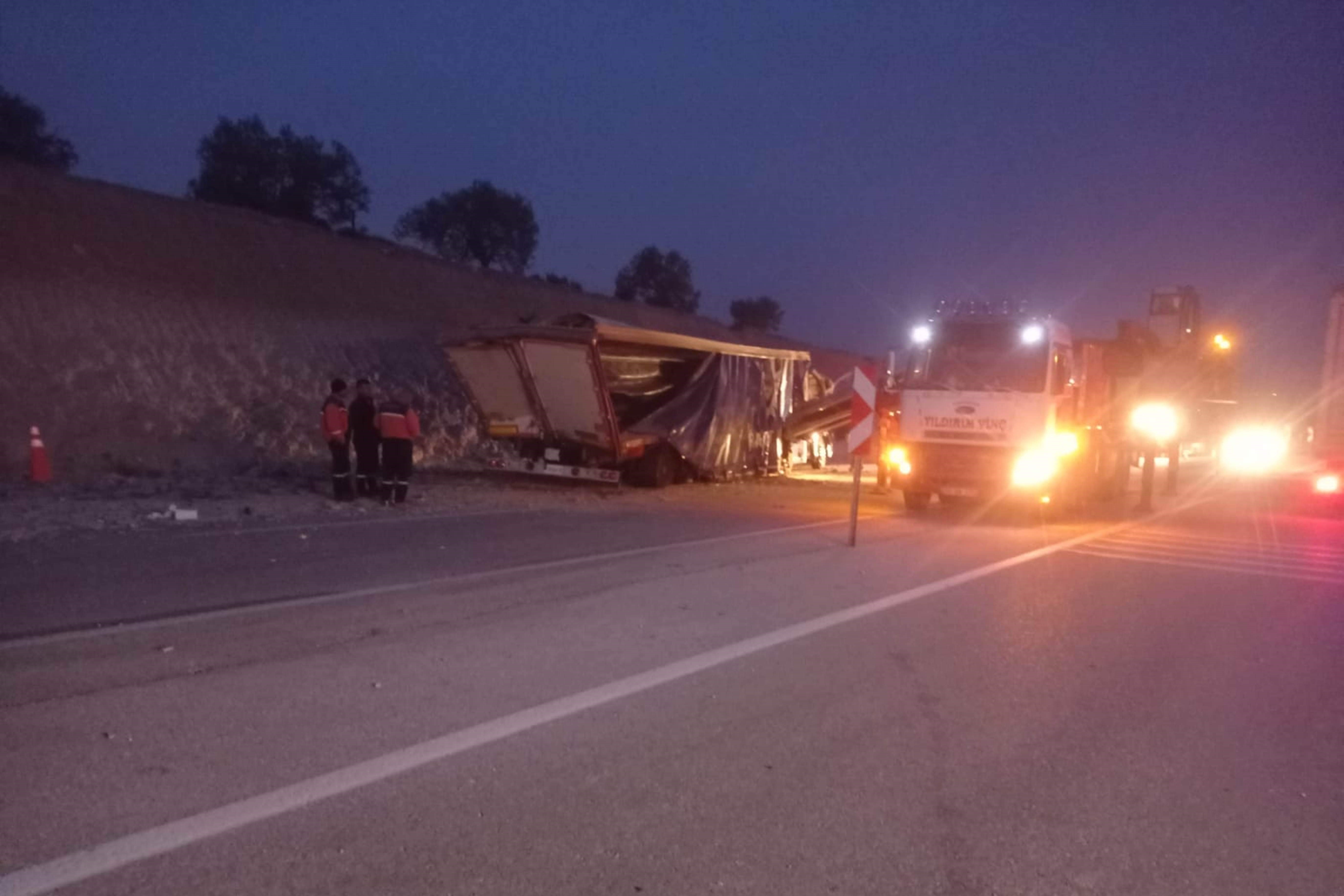 Ölüm virajı yine can aldı: Tır hurdaya döndü, sürücü hayatını kaybetti