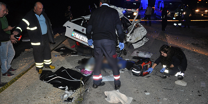 Çöp kamyonu otomobil ile kafa kafaya çarpıştı!