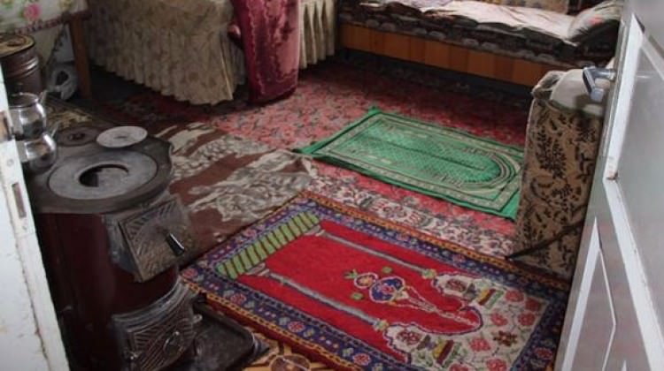 Yaşlı çifti ölüm seccadede yakaladı