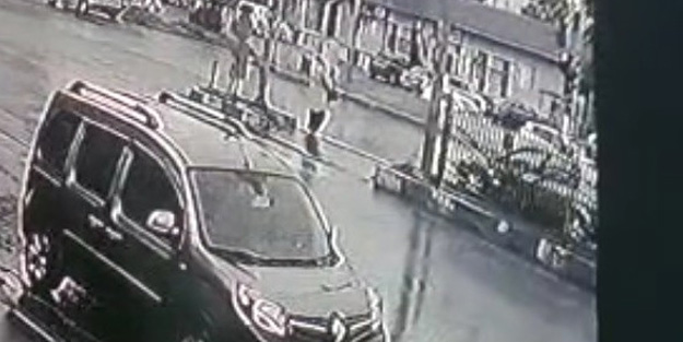 Ölümden döndüler! Aracın çarptığı anne ve bebek yola savruldu
